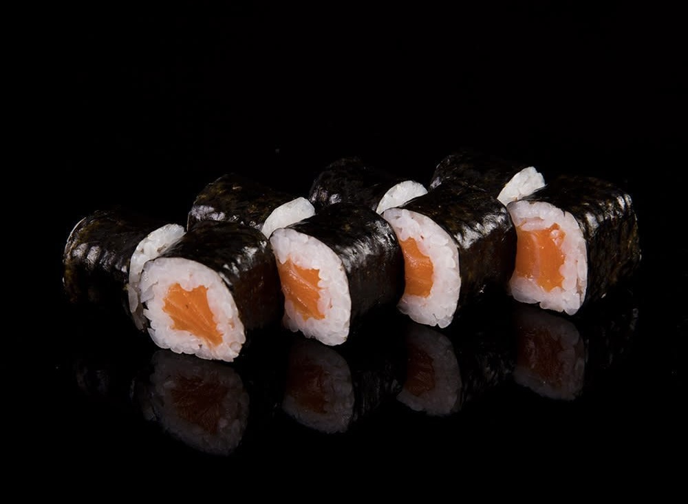 Salmon hosomaki
