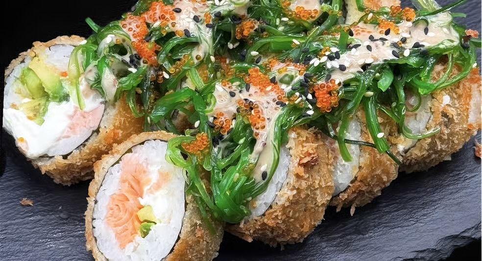 Salmon Tempura Wakame Roll